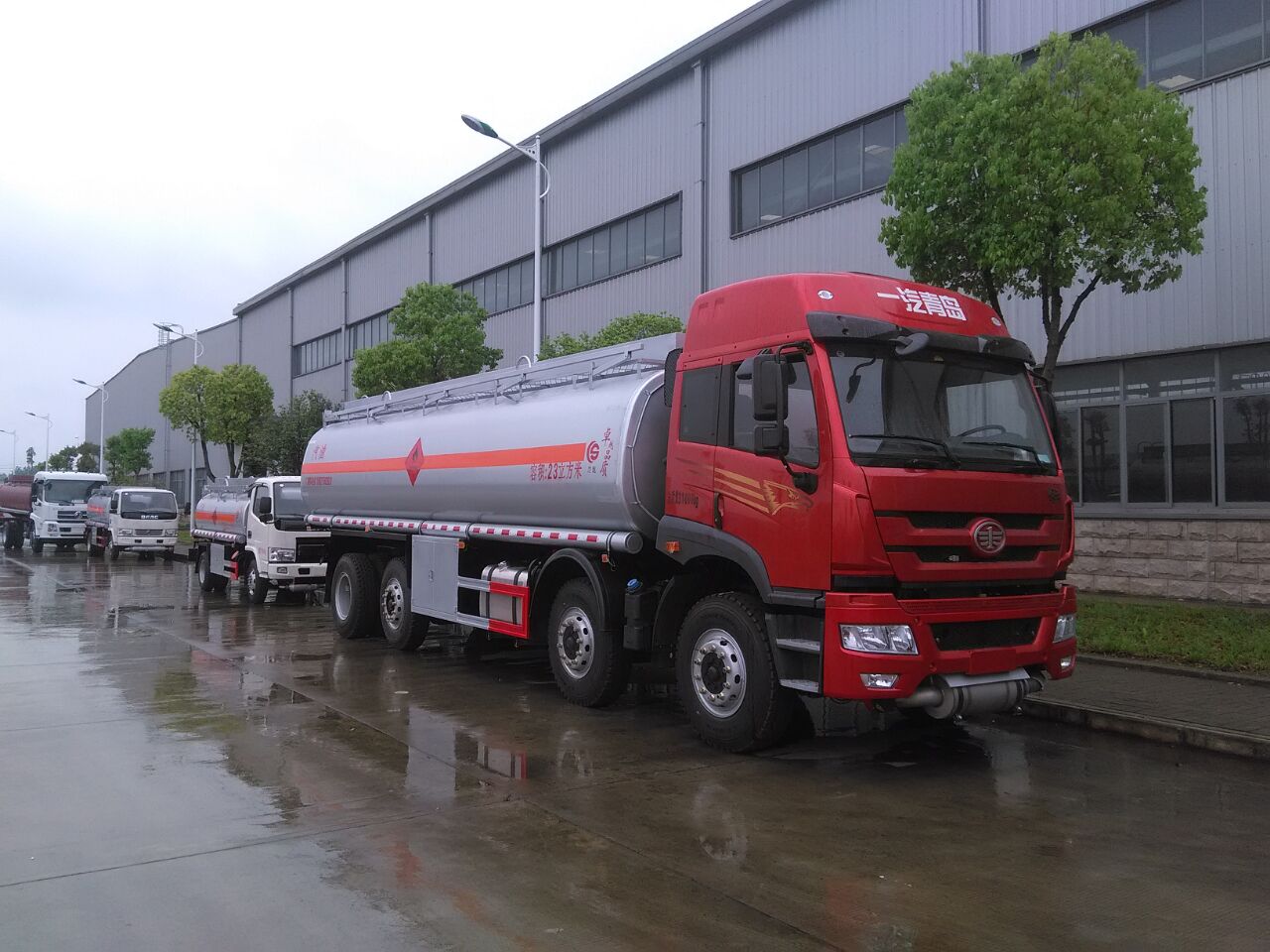 解放新悍威前四后六油罐車