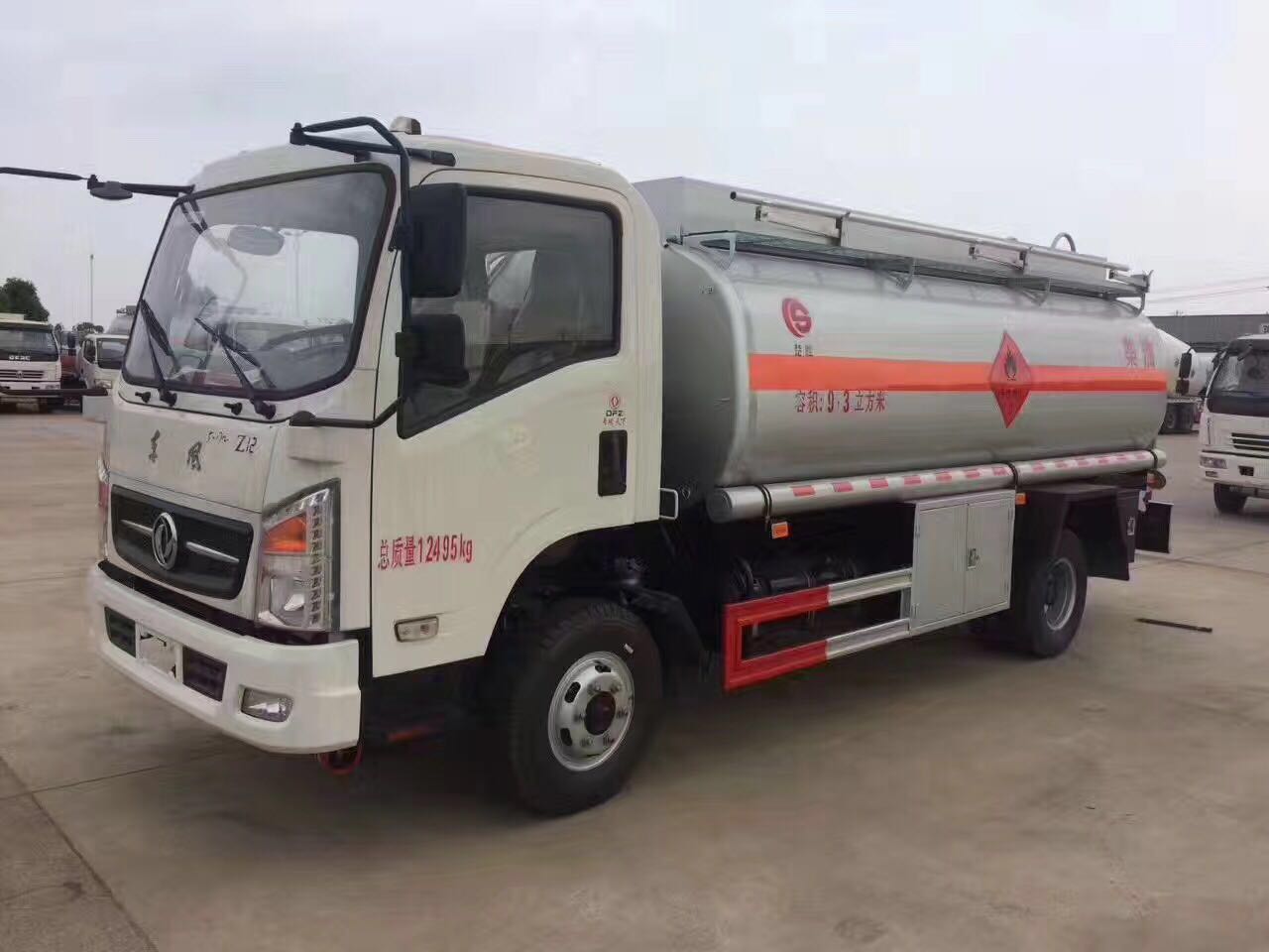 東風(fēng)Z12加油車圖片 東風(fēng)Z12加油車圖片