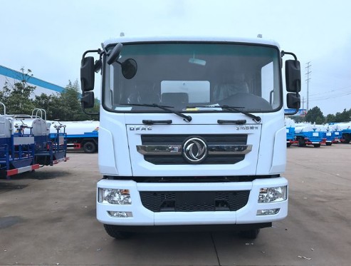 東風(fēng)多利卡D9 15噸灑水車