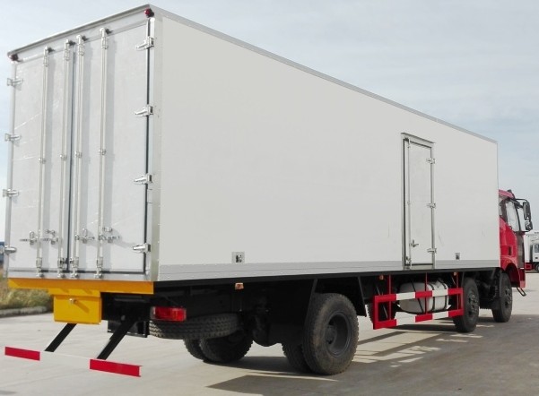 國五解放J6小三軸8.7米冷藏車