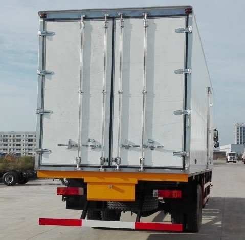 國五解放J6小三軸8.7米冷藏車