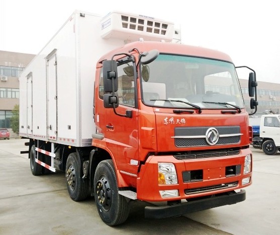 東風天錦小三軸前四后四8.6米冷藏車