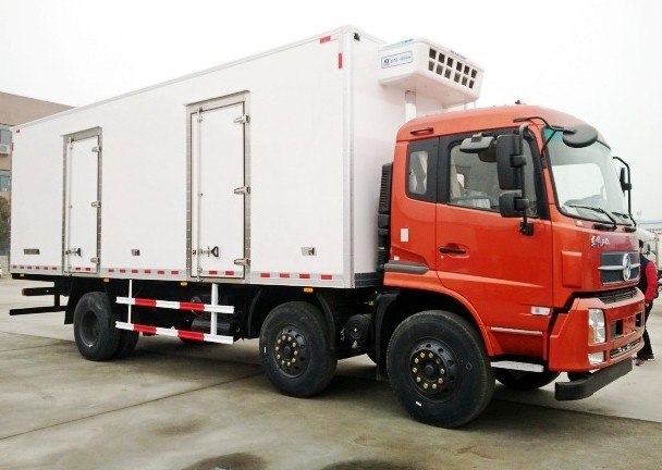 東風天錦小三軸前四后四8.6米冷藏車