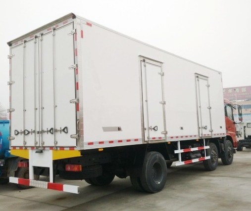 東風天錦小三軸前四后四8.6米冷藏車