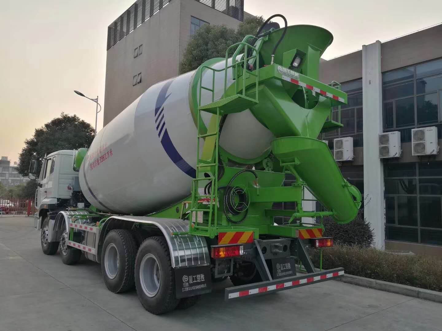 重汽豪瀚前四后八攪拌車