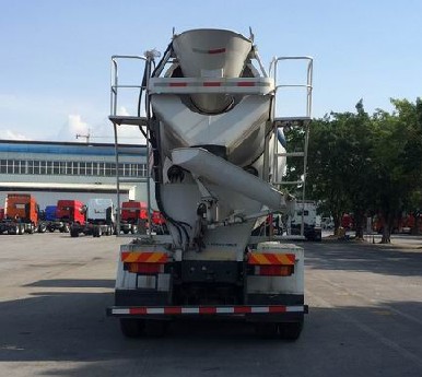 柳汽乘龍前四后八攪拌車