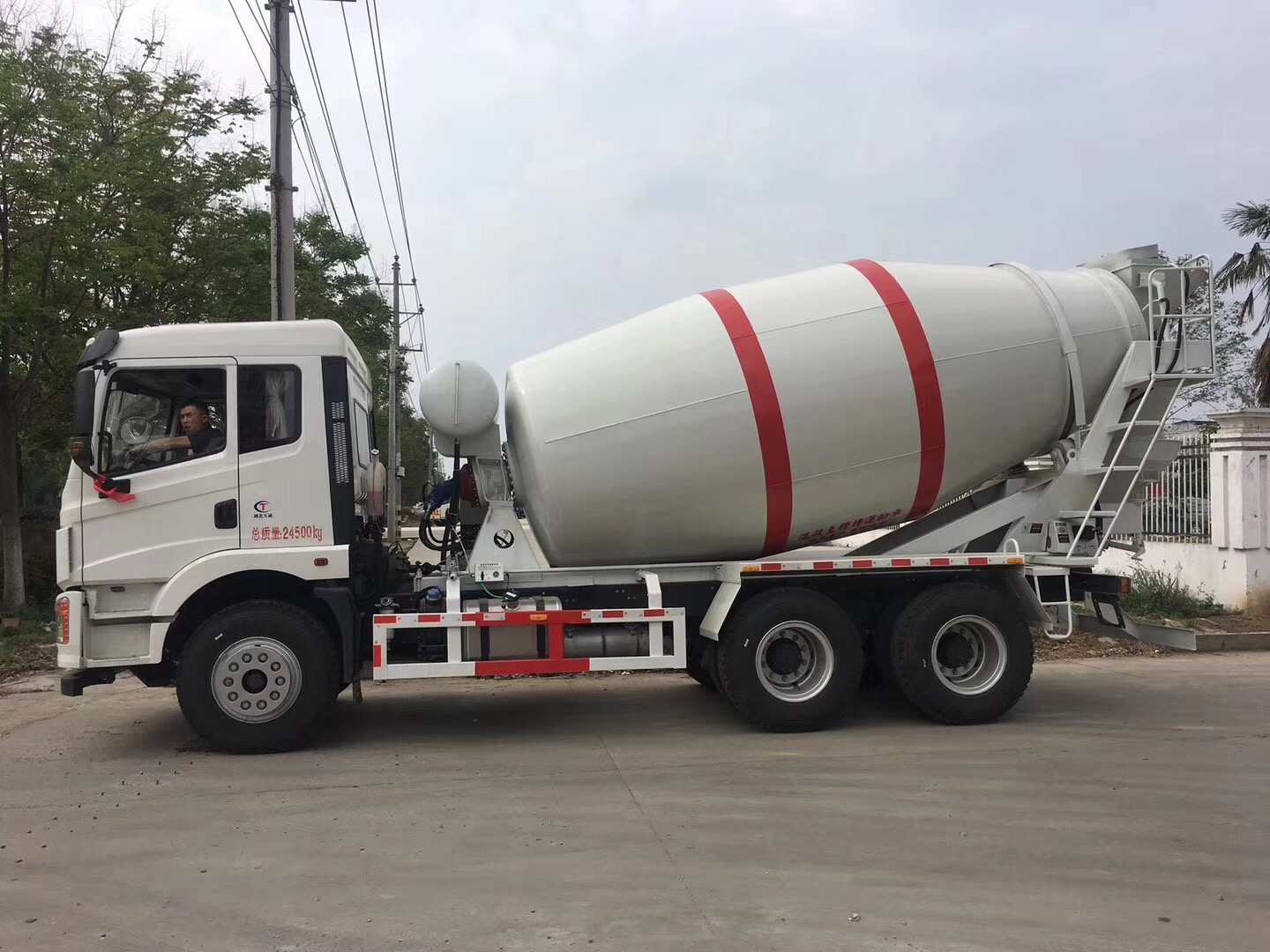 大運(yùn)風(fēng)馳后雙橋攪拌車