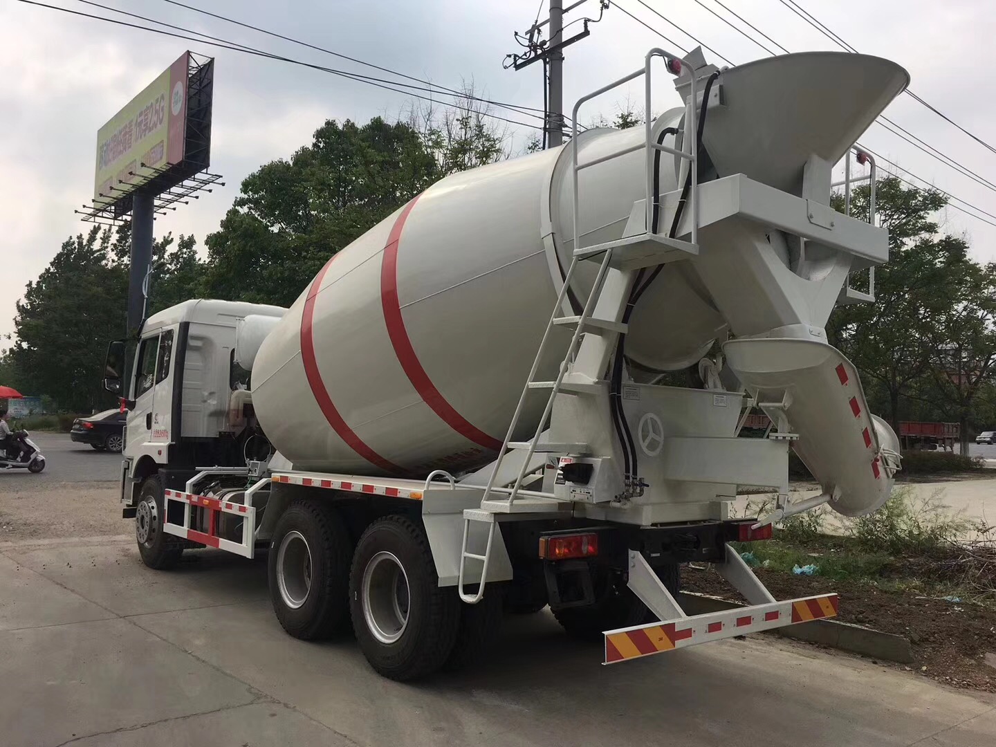 大運(yùn)風(fēng)馳后雙橋攪拌車
