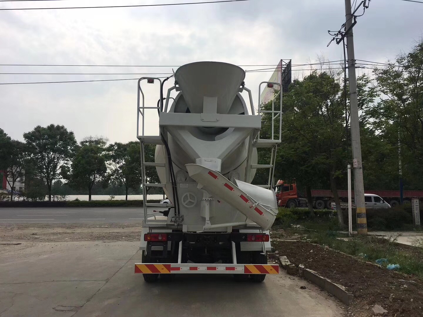 大運(yùn)風(fēng)馳后雙橋攪拌車