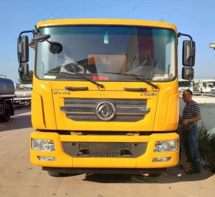 東風(fēng)多利卡D9 10-12方吸污車