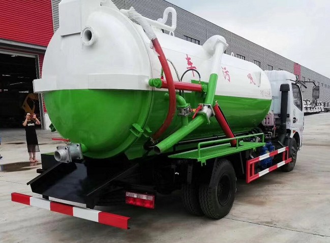 東風(fēng)多利卡8方吸污車