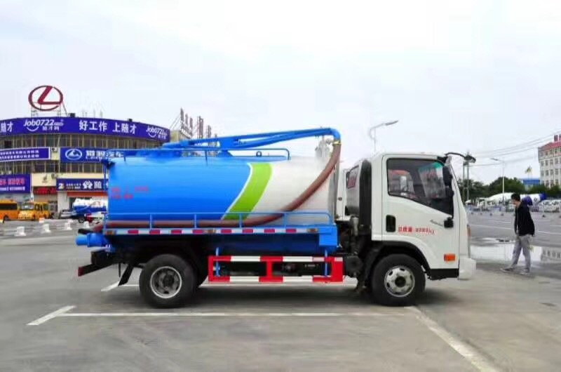 大運(yùn)5方吸糞車(chē)