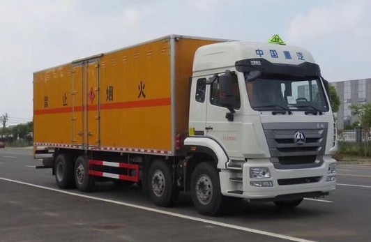 重汽豪瀚前四后六9.5米易燃液體廂式運(yùn)輸車圖片 重汽豪瀚前四后六9.5米易燃液體廂式運(yùn)輸車圖片