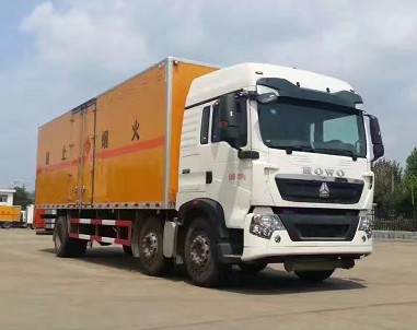 重汽豪沃小三軸7.8米|9.4米|易燃液體廂式運輸車