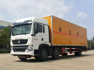 重汽豪沃小三軸7.8米|9.4米|易燃液體廂式運輸車