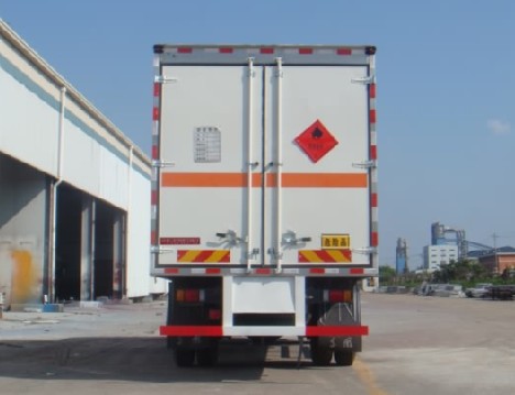 東風(fēng)柳汽乘龍7.7米易燃液體廂式運(yùn)輸車(chē)