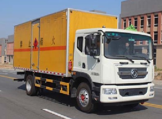 東風(fēng)D9多利卡6.2米易燃液體廂式運(yùn)輸車