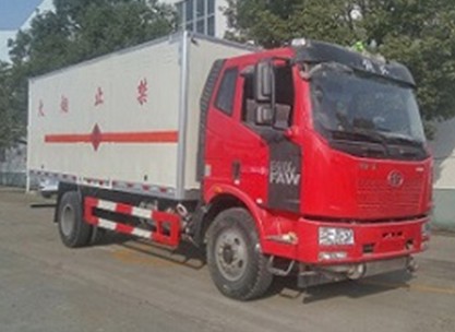 解放J6 6.2米易燃液體廂式運(yùn)輸車