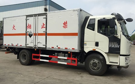 解放J6 6.2米易燃液體廂式運(yùn)輸車