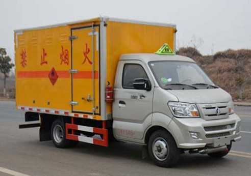 重汽王牌3.2米易燃液體廂式運(yùn)輸車圖片 重汽王牌3.2米易燃液體廂式運(yùn)輸車圖片