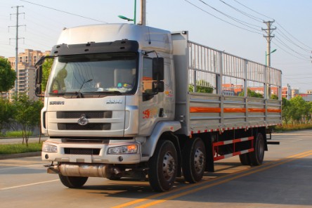 東風(fēng)柳汽乘龍小三軸9.55米氣瓶運輸車