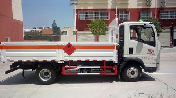 重汽豪沃4.1米氣瓶運輸車