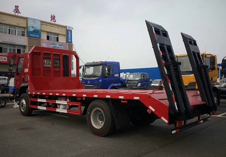 東風柳汽乘龍單橋200馬力平板運輸車