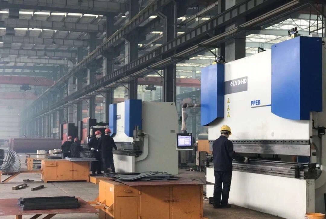 湖北楚勝汽車有限公司車間繁忙景象 湖北楚勝汽車有限公司車間繁忙景象