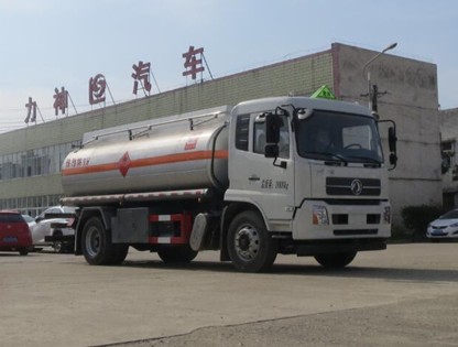 國(guó)六東風(fēng)天錦鋁合金油罐車圖片 國(guó)六東風(fēng)天錦鋁合金油罐車圖片