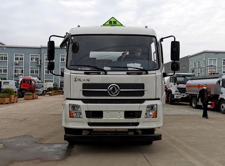 甲醇乙醇罐式運(yùn)輸車(chē)圖片 甲醇乙醇罐式運(yùn)輸車(chē)圖片