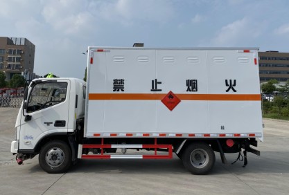 國六福田歐馬可藍(lán)牌4.1米易燃液體廂式運(yùn)輸車_湖北楚勝汽車