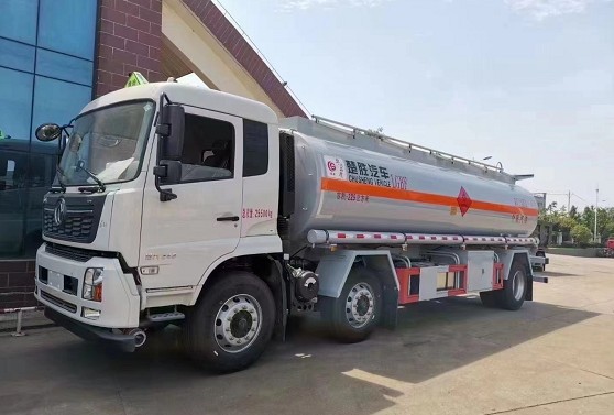 國六東風(fēng)天錦小三軸油罐車_國六東風(fēng)天錦前四后四油罐車