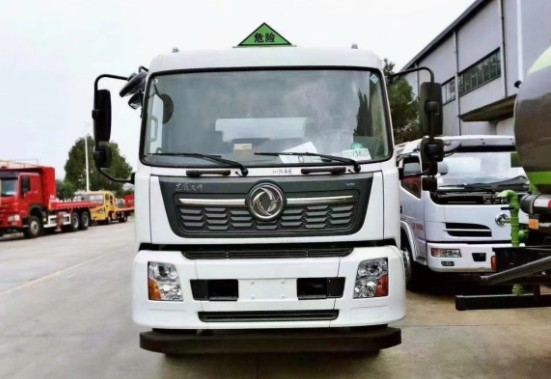 國六東風(fēng)天錦小三軸油罐車_國六東風(fēng)天錦前四后四油罐車