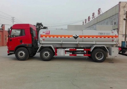 解放龍V小三軸前四后四SLS5253GFWC5V型腐蝕性物品罐式運(yùn)輸車(chē) 解放龍V小三軸前四后四SLS5253GFWC5V型腐蝕性物品罐式運(yùn)輸車(chē)