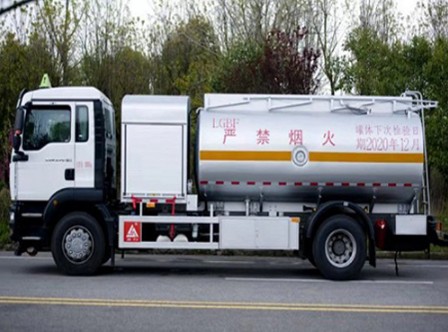 重汽汕德卡飛機加油車