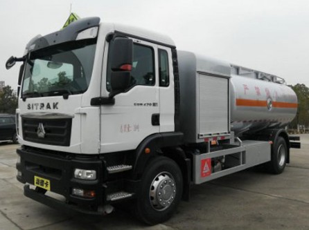 重汽汕德卡飛機加油車