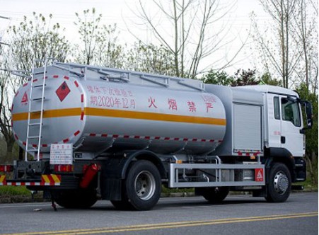 重汽汕德卡飛機加油車