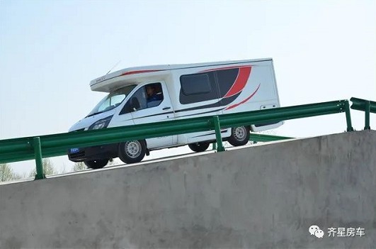 齊星福特新全順小C升頂房車_浩運(yùn)FT2221-1(5座)齊星房車_齊星升頂房車2021款