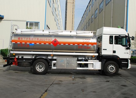 國(guó)六重汽豪沃15.8方鋁合金運(yùn)油車(chē) 國(guó)六重汽豪沃15.8方鋁合金運(yùn)油車(chē)