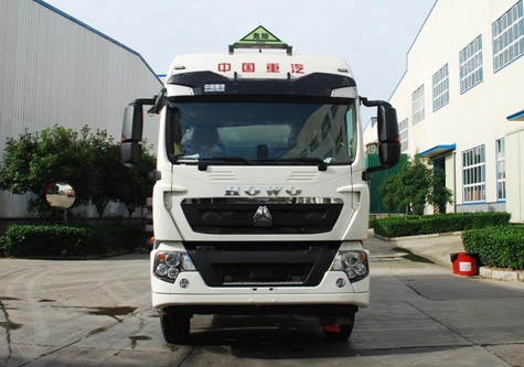 國(guó)六重汽豪沃15.8方鋁合金運(yùn)油車(chē) 國(guó)六重汽豪沃15.8方鋁合金運(yùn)油車(chē)