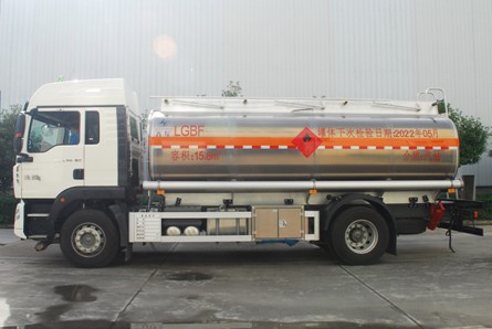 國(guó)六重汽豪沃15.8方鋁合金運(yùn)油車(chē) 國(guó)六重汽豪沃15.8方鋁合金運(yùn)油車(chē)