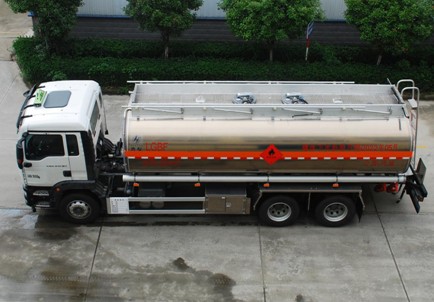 國(guó)六重汽汕德卡23.6方鋁合金運(yùn)油車 國(guó)六重汽汕德卡23.6方鋁合金運(yùn)油車