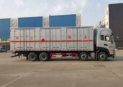 拉電石的易燃固體廂式運(yùn)輸車 拉電石的易燃固體廂式運(yùn)輸車