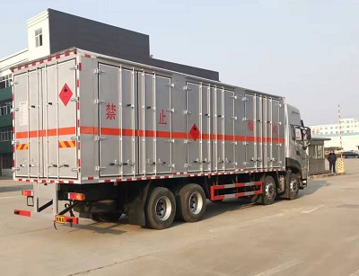 拉電石的易燃固體廂式運(yùn)輸車 拉電石的易燃固體廂式運(yùn)輸車