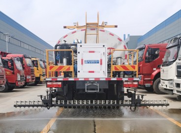 11.5立方智能型瀝青灑布車(chē) 11.5立方智能型瀝青灑布車(chē)