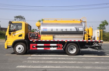 6.3立方東風華神T3標準型瀝青灑布車 6.3立方東風華神T3標準型瀝青灑布車