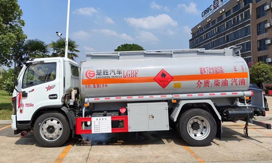 東風(fēng)多利卡8噸油罐車圖片 東風(fēng)多利卡8噸油罐車圖片