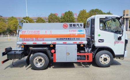 東風(fēng)多利卡2.6方加油車(chē)_2噸藍(lán)牌加油車(chē)