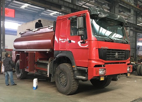 重汽豪沃HOWO 4x4全輪驅(qū)動油罐車圖片 重汽豪沃HOWO 4x4全輪驅(qū)動油罐車圖片