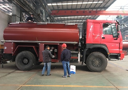 重汽豪沃HOWO 4x4全輪驅(qū)動油罐車圖片 重汽豪沃HOWO 4x4全輪驅(qū)動油罐車圖片